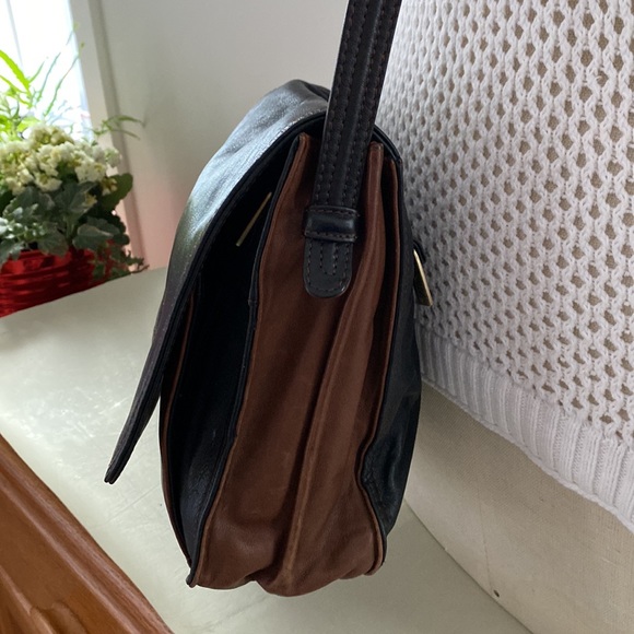 Opale genuine leather crossbody bag in black and tan. Multiple compartments. - Picture 4 of 17